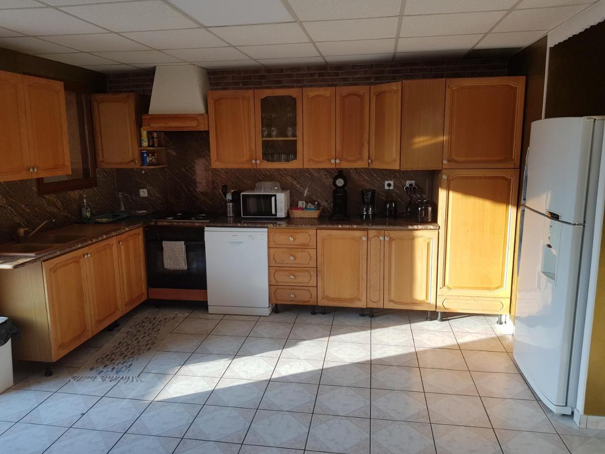 Grand Avec Cheminee Dans Maison, Parking Gratuit